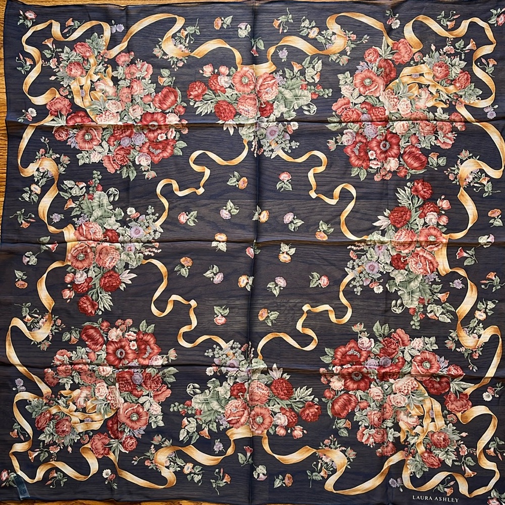🇯🇵 90s Laura Ashley Floral Silk Scarf